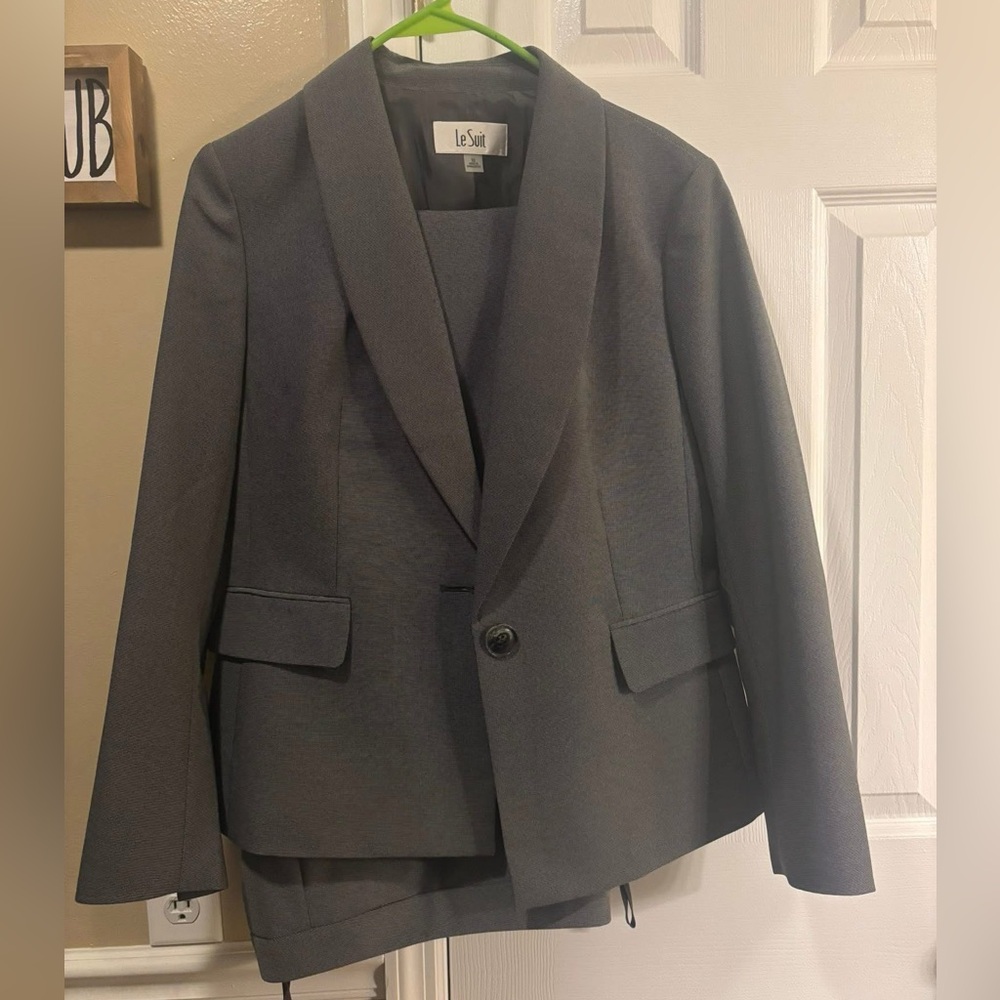 Le Suit Misses’ Charcoal Suit Jacket and Pants